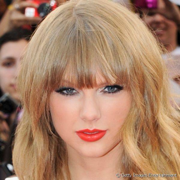 Apostando nas variações do batom vermelho, a bela usa desde os tons mais alaranjados até os mais escuros. Para o MuchMusic Video Awards, em junho de 2013, Taylor preferiu um tom mais vibrante, puxando para o laranja, perfeito para seu tom de pele claro